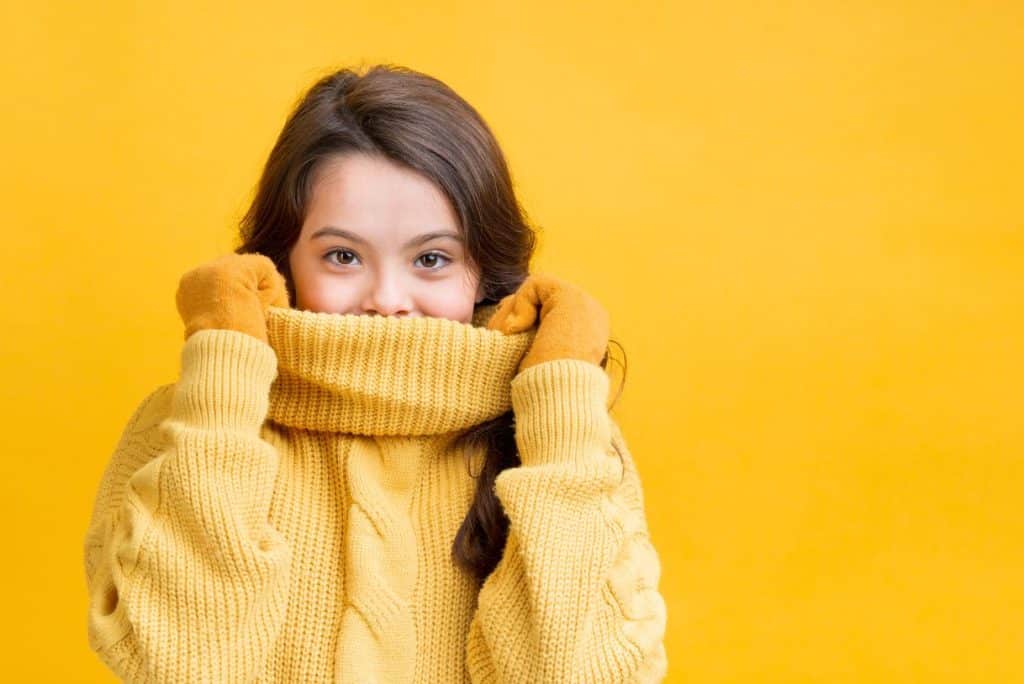 menina de amarelo